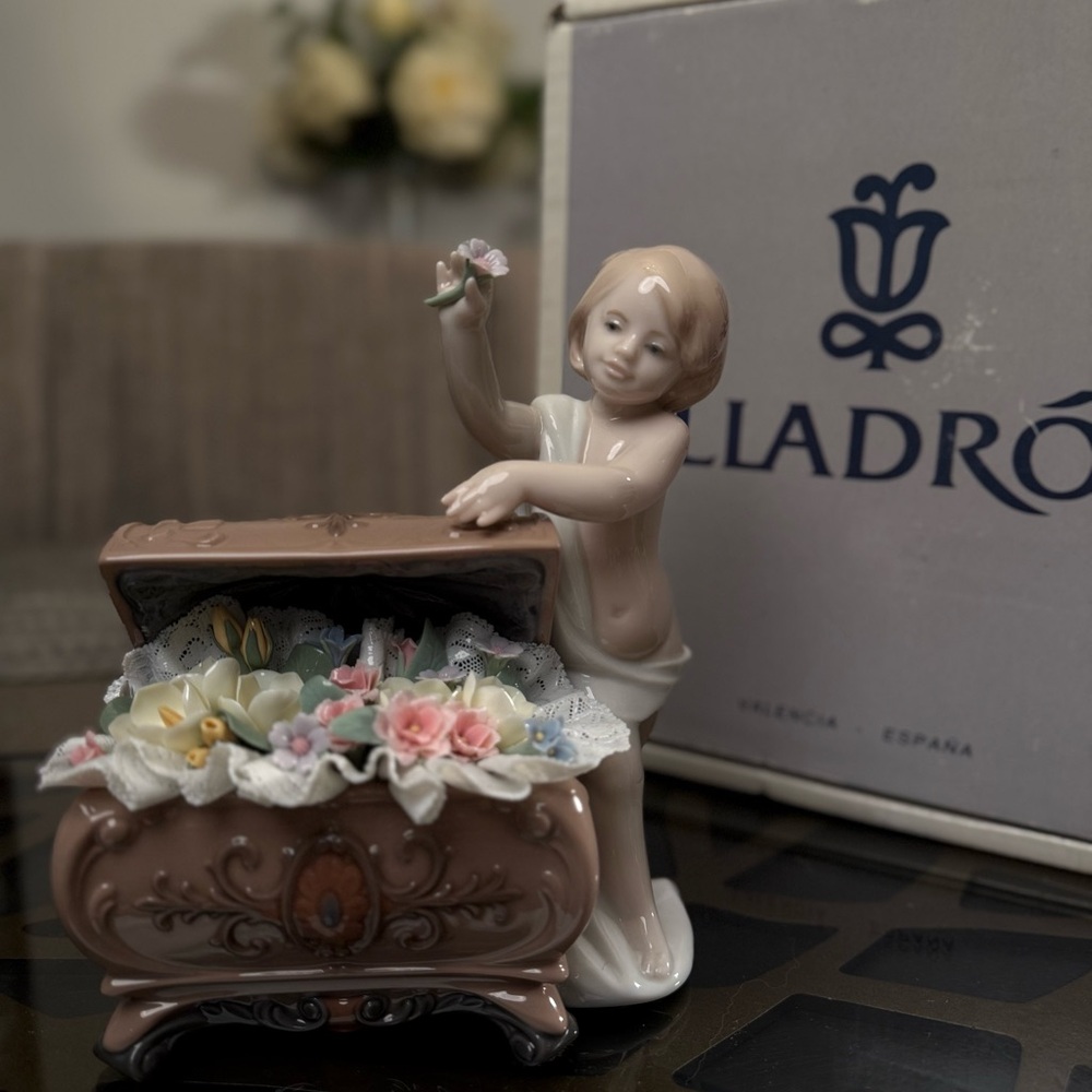 VERY RARE - LLADRO #6701 PETALS OF HOPE, INCLUDES ORIGINAL BOX